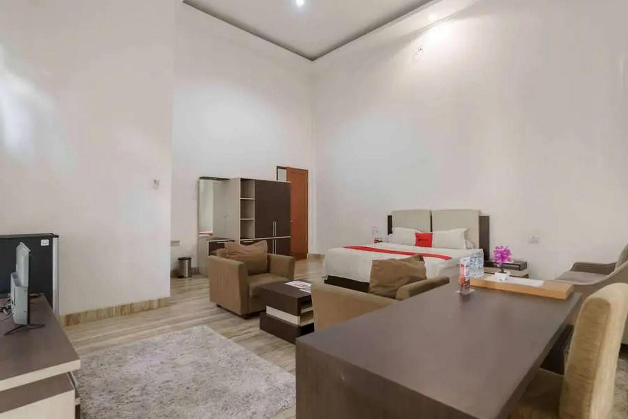 Reddoorz Premium Near Stasiun Lenteng Agung 3*