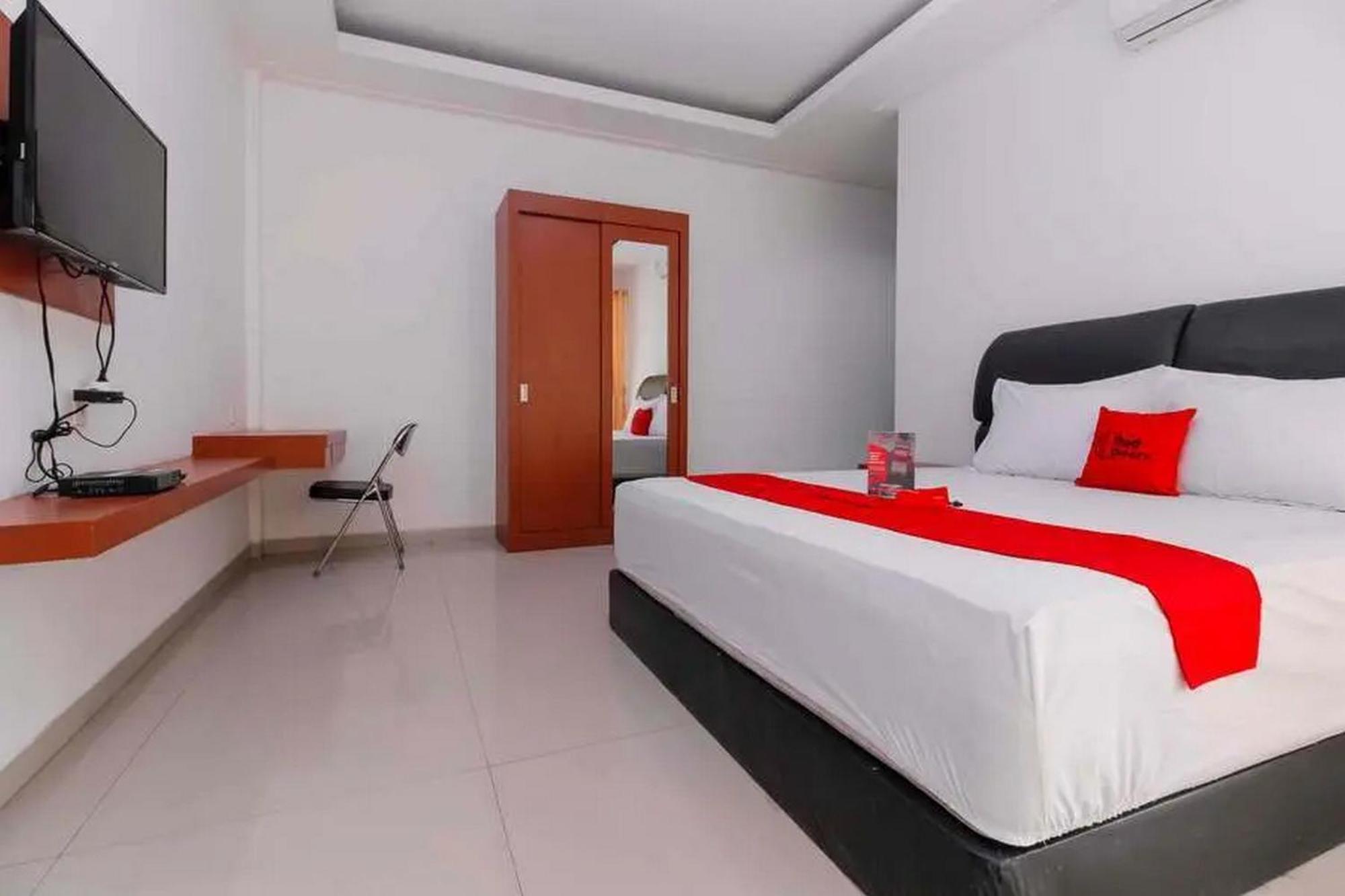 Reddoorz Premium Near Stasiun Lenteng Agung 3*