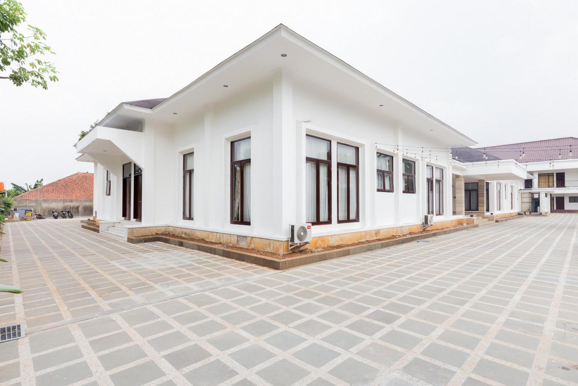 Rumah tetamu Reddoorz Premium Near Stasiun Lenteng Agung