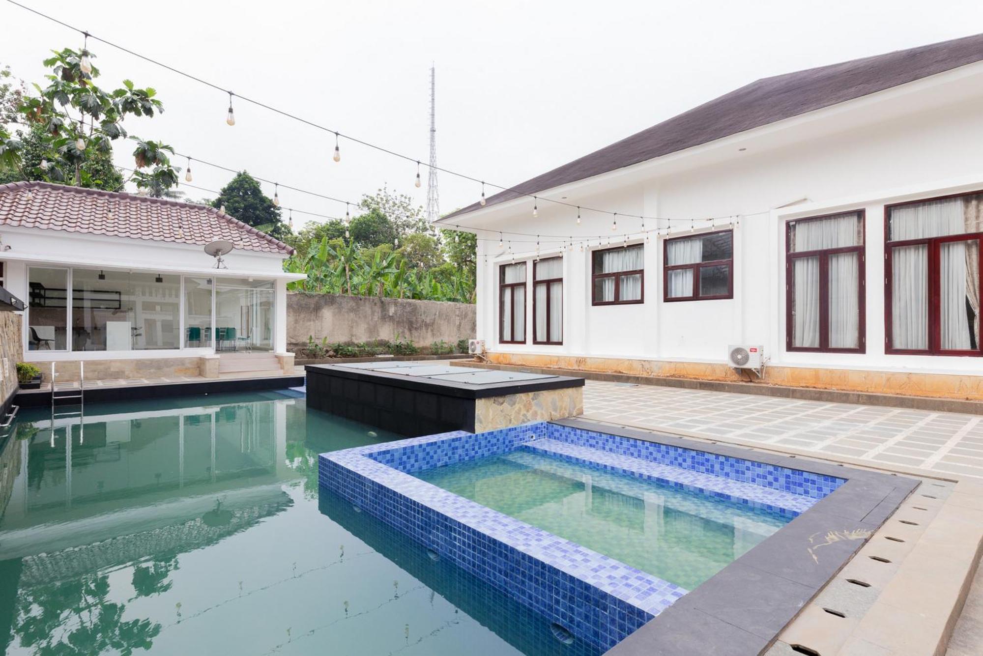 Rumah tetamu Reddoorz Premium Near Stasiun Lenteng Agung 3*