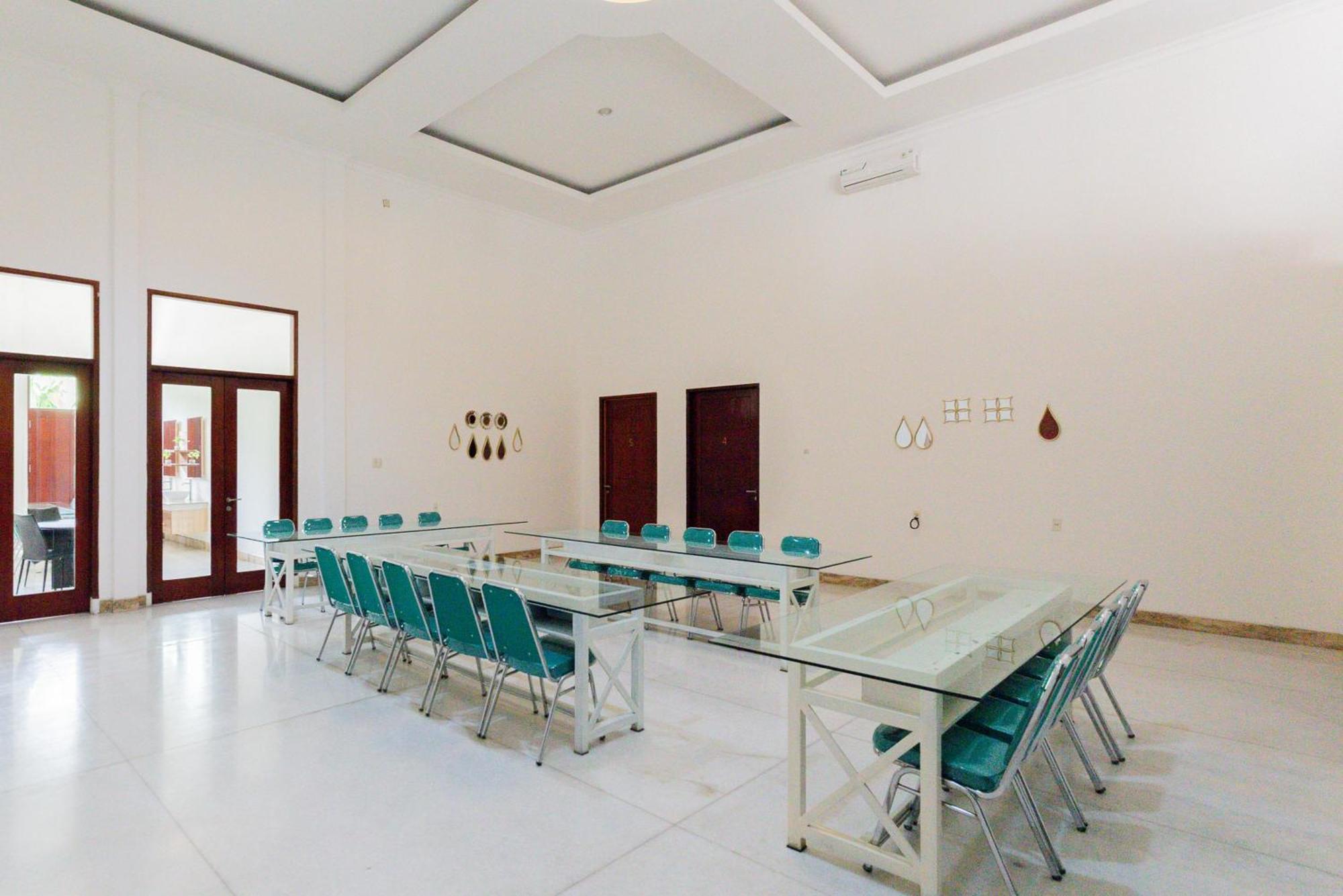 Reddoorz Premium Near Stasiun Lenteng Agung Rumah tetamu Jakarta