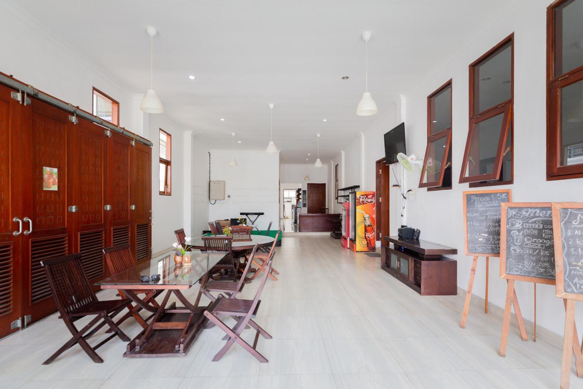 Reddoorz Premium Near Stasiun Lenteng Agung Rumah tetamu Jakarta